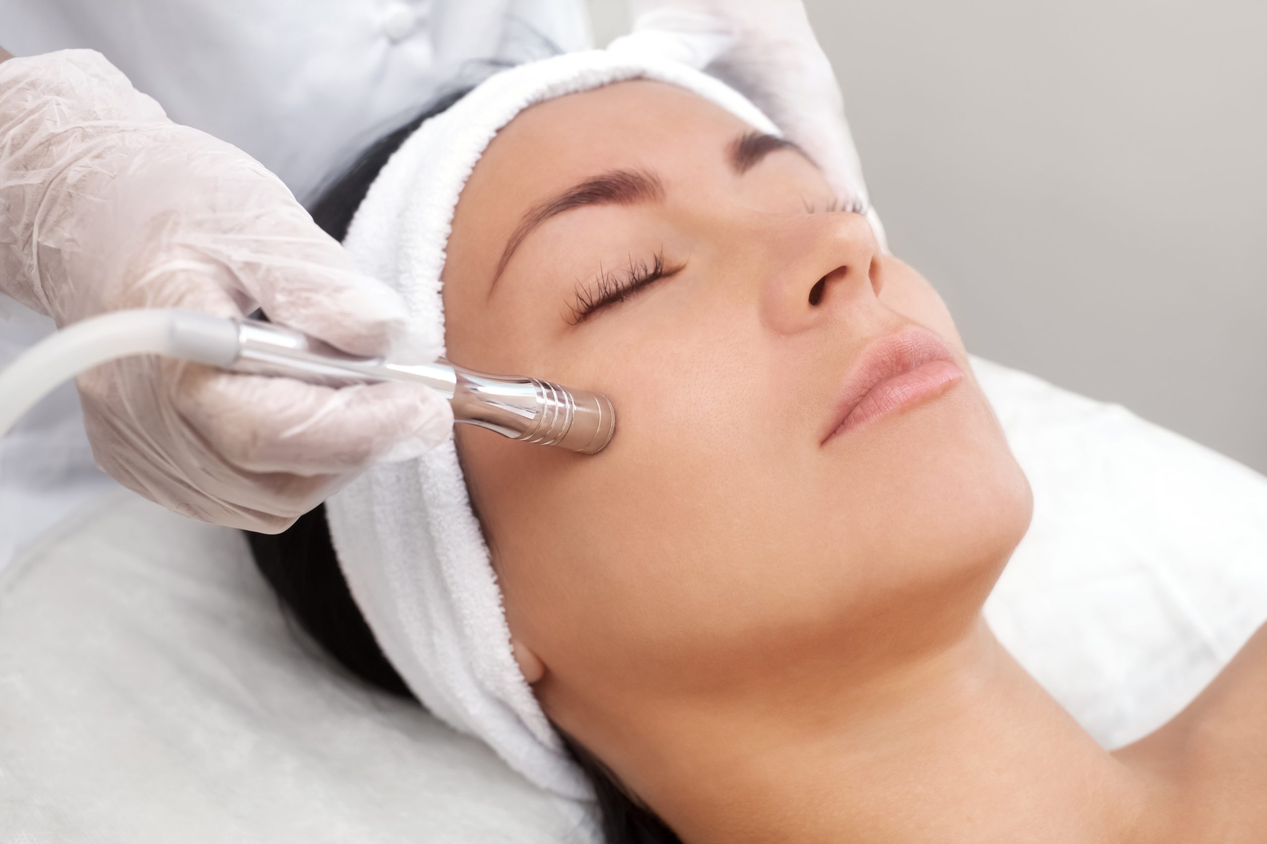 The,Cosmetologist,Makes,The,Procedure,Microdermabrasion,Of,The,Facial,Skin diamond facial procedure